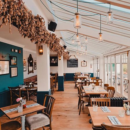 The Swan Hotel Staines-upon-Thames Dış mekan fotoğraf