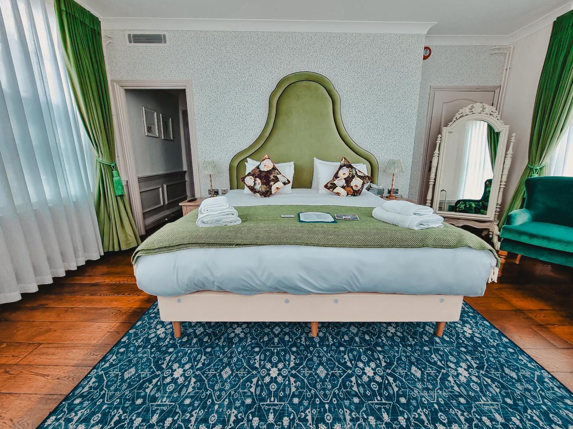 The Swan Hotel Staines-upon-Thames Dış mekan fotoğraf