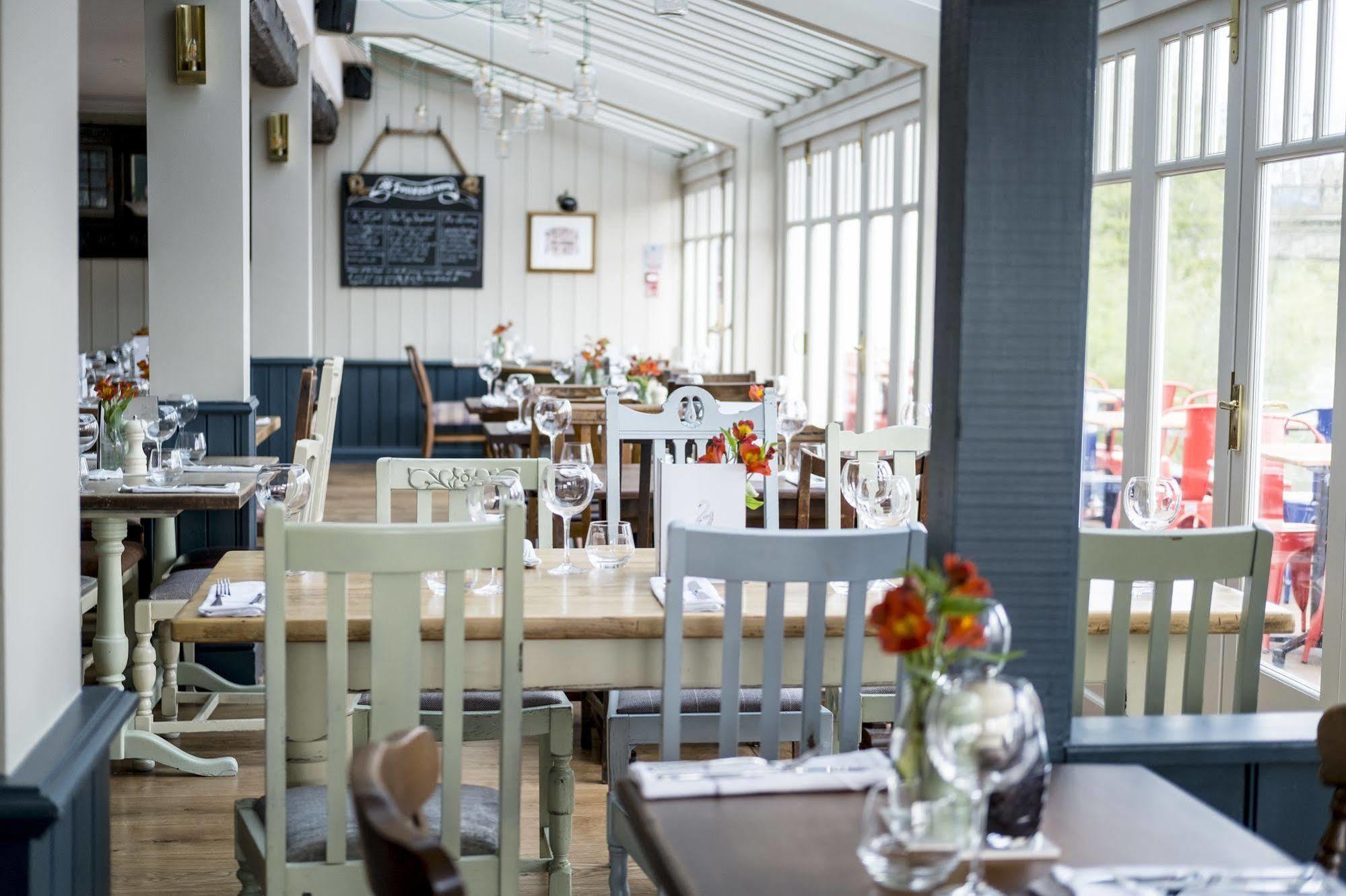 The Swan Hotel Staines-upon-Thames Dış mekan fotoğraf