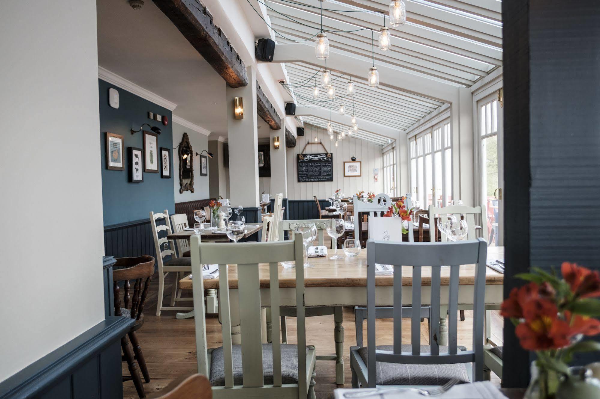 The Swan Hotel Staines-upon-Thames Dış mekan fotoğraf