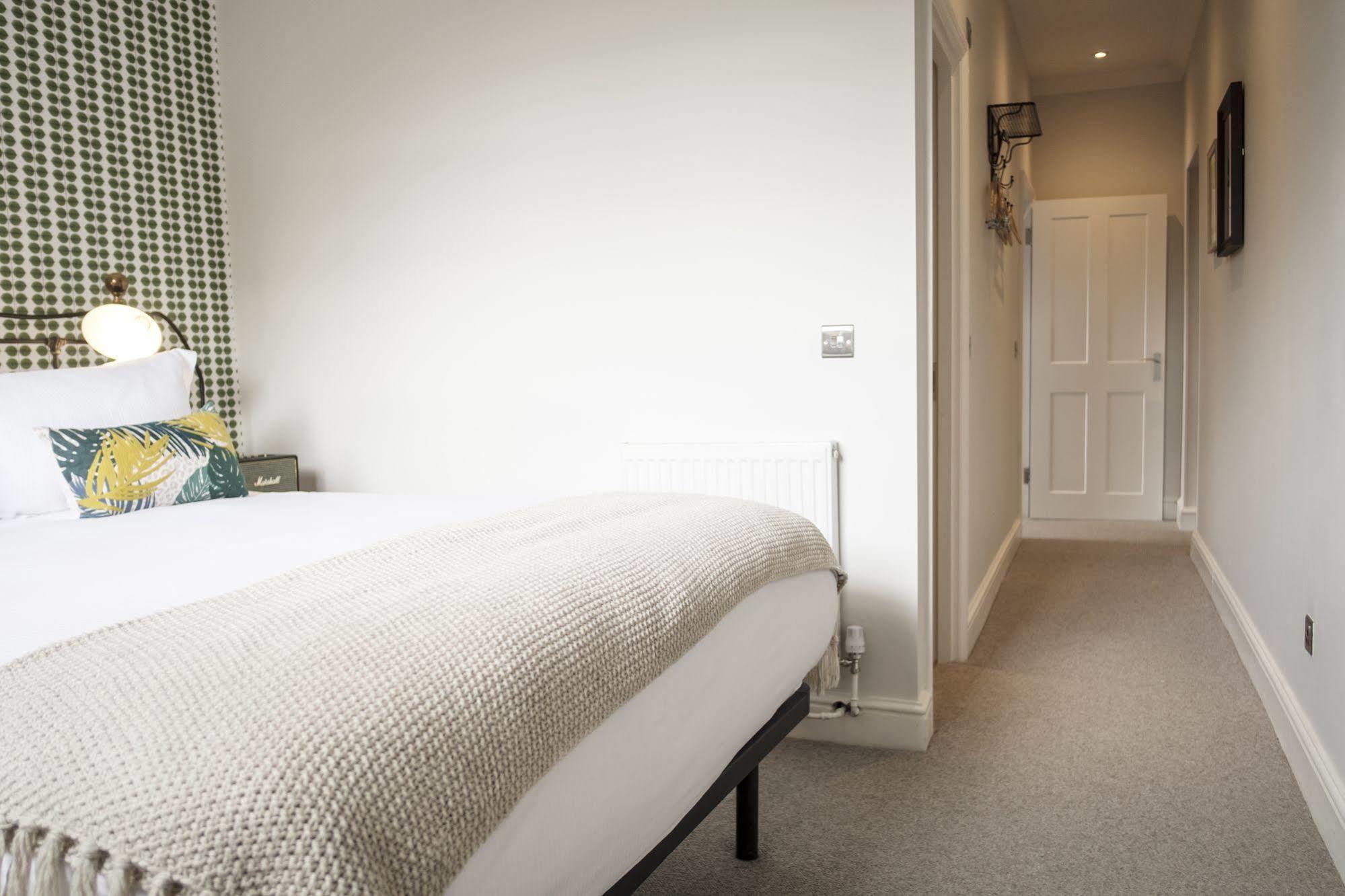 The Swan Hotel Staines-upon-Thames Dış mekan fotoğraf